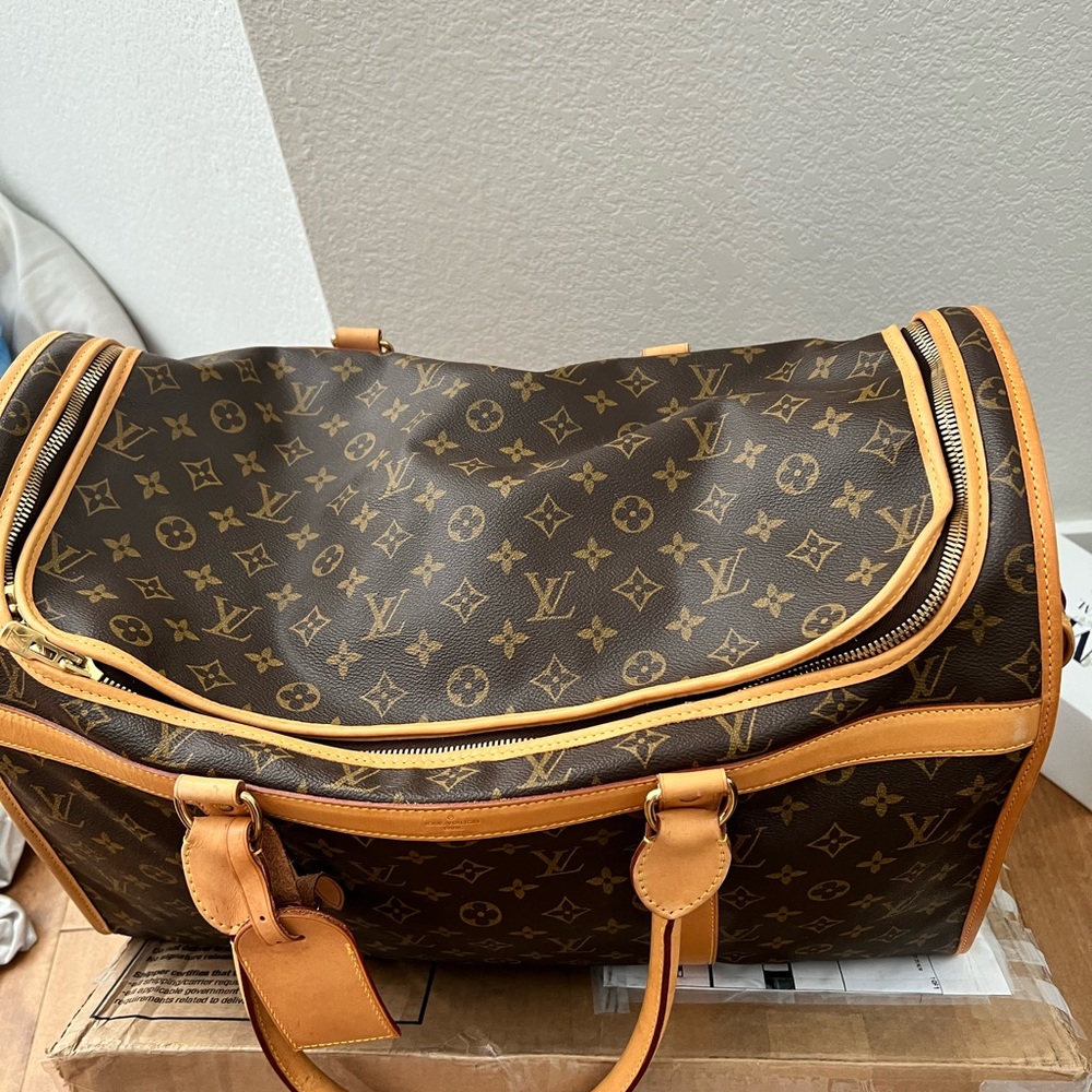 Louis Vuitton Sac Chien 40 dog carrier in very good condittion inside and out.